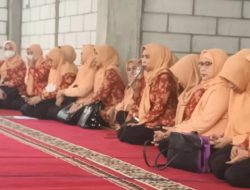 Bulan Suci Ramadan 2023, DWP Provinsi Sultra Sedekah Karpet Sajadah ke Masjid-masjid di Sultra