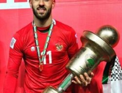 Pemain Palestina Angkat Piala Dengan Mengenakan Jersey Timnas Indonesia
