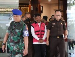 Resmi Ditahan Kejagung, Menteri dari NasDem Johnny G Plate Pakai Rompi Pink dan Tangan Diborgol