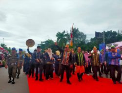 Bupati Konawe Pimpin Rombongan Pawai Budaya dari Kabupaten Konawe dalam Pawai Budaya HUT Sultra ke 59