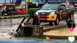 Viral Video Anggota Polresta Kendari Hujan-Hujanan Demi Bersihkan Sampah