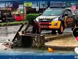 Viral Video Anggota Polresta Kendari Hujan-Hujanan Demi Bersihkan Sampah