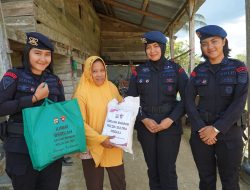 Door To Door, Brimob Sultra Bagikan Paket Sembako Kepada Warga Baruga