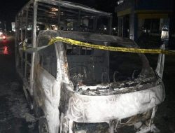 Sebuah Mobil Pickup Hangus Terbakar Di Perempatan Kantor Gubernur Sultra, Sopir Dikabarkan Selamat