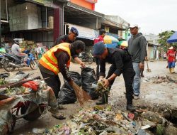 Ratusan Personel Brimob Polda Sultra Gelar Aksi Bersihkan Sampah di Tiga Titik Yakni Pasar Baruga, Terminal Baruga dan Pasar Ranomeeto