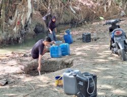 Kesulitan Air Bersih, Warga Grobogan Jateng Terpaksa Gunakan Air Keruh dari Galian di Sungai Kering