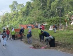 Pj Wali Kota Pimpin Warga Puuwatu Gotong Royong Bersihkan Perbatasan Kendari-Konawe