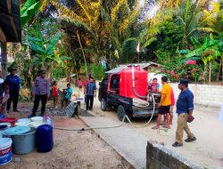 Kurangi Dampak Krisis Air Bersih, Tim Wartawan Kota Kendari, Pemerintah Kelurahan, Polsek Abeli Salurkan Bantuan di Kelurahan Benuanirae