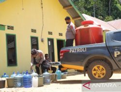Polresta Kendari Salurkan 1.200 Liter Air Bersih di Labibia