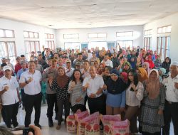 Tekan Inflasi, Pj Bupati Konawe Gelar Pasar Murah dan Salurkan Bantuan Beras 25 kg kepada 137 KK di Kecamatan Abuki