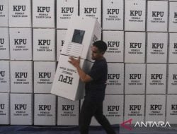 KPU Kolaka Libatkan Masyarakat Rakit Kotak Suara Pemilu 2024