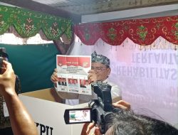 Pj Gubernur Sultra Mencoblos di TPS 16 Kelurahan Mandonga, Ganjar Kalah Telak