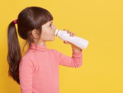 6 Manfaat Minum Air Putih yang Sangat Penting untuk Anak