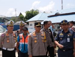 Cek Pos Pelayanan di Pelabuhan Nusantara Kendari, Wakapolda Sultra: Stop Menaikkan Penumpang, Apabila Kapal Sudah Penuh