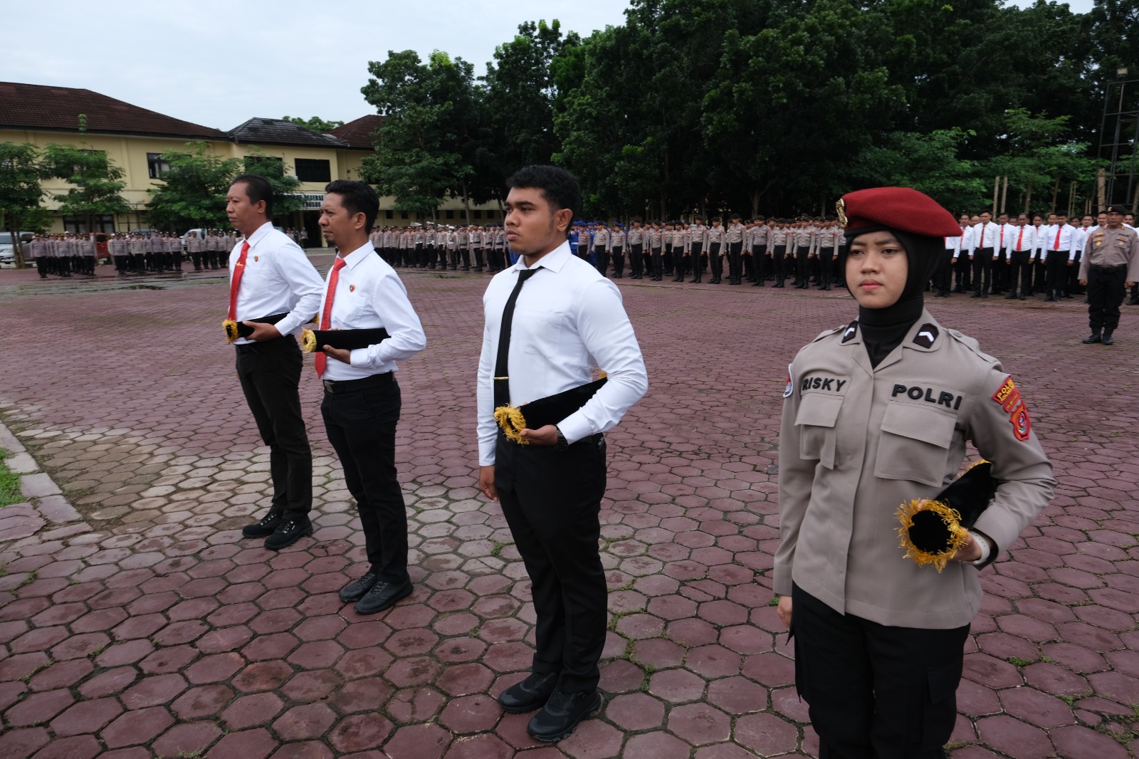 Wakapolda Sultra, Brigjen Pol Dwi Iriyanto Berikan Penghargaan Bagi 42 Personel Polda Sultra Berprestasi dan 1 ASN Lapas Kelas II A Kendari