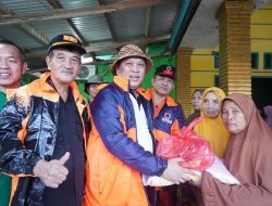 Bupati Konawe Utara H Ruksamin Bersama Wakil Bupati Konawe Utara Abuhaera Tinjau dan Salurkan Bantuan Kepada Masyarakat Terdampak Banjir