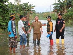 Pj Bupati Konawe Kunjungi dan Serahkan Bantuan Bagi Korban Banjir di Desa Waworaha, Kecamatan Lambuya