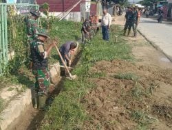 Alami Pendangkalan Akibat Tertimbun Pasir dan Sampah, Anggota Koramil Poasia bersama Warga Bersihkan Drainase di Kelurahan Nambo