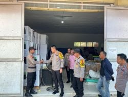 Jelang Hari H Pemilihan, Kapolresta Kendari Pantau Langsung Pengamanan Gudang Logistik KPU