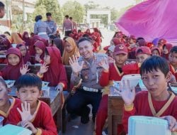 Ditlantas Polda Sultra Gelar Makan Siang Gratis kepada Ratusan Pelajar di SDN 4 Baito, Konawe Selatan