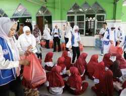 HUT Ke-50 IWAPI: Ketua IWAPI Sultra dan Pengurus Bagikan Makanan Bergizi Gratis di Pondok Pesantren Darul Mukhlisin Kendari