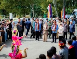 Gubernur Sultra Andi Sumangerukka dan Wagub Sultra Hugua Tiba di Kendari Disambut Pengalungan Selempang Tolaki, Kampurui dan Tarian Empat Etnis