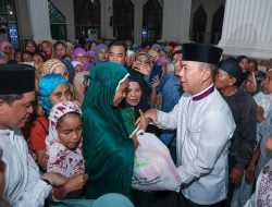 Gubernur Sultra Laksanakan Sholat Isya, Tarawih dan Berikan Bantuan Sembako kepada Masyarakat di Masjid Raya Al-Kautsar Kendari