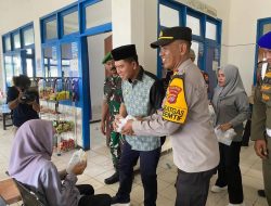 Bupati Konsel dan Kapolres Konsel Sapa Pemudik dengan Berbagi Takjil Buka Puasa di Pelabuhan Torobulu
