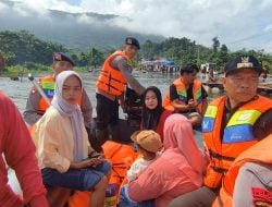 Brimob Sultra Terjunkan Perahu Karet Bantu Warga Lintasi Area Jalan Putus Akibat Banjir di Konawe Utara