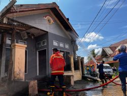 3 Unit Mobil Damkar Dikerahkan Atasi Kebakaran Dua Unit Rumah di BTN Membiri Puuwatu