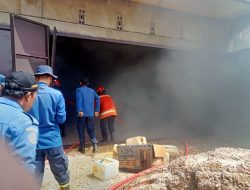 Berawal Dari Ledakan, Sebuah Ruko di Anggoeya Kebakaran, Tim Damkar Kota Kendari Kirim 3 Unit Mobil Pemadam