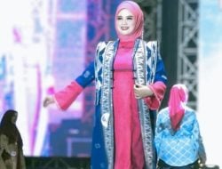 Gunakan Busana Tenun Khas Tolaki, Ketua Dekranasda Kota Kendari Tampil Memukau di Fashion Show HUT Sultra Ke 61