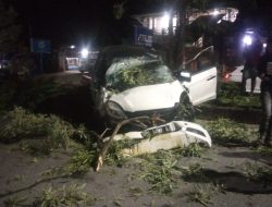 Oleng dan Hilang Kendali, Sebuah Mobil di Kendari Tabrak Trotoar dan Pohon