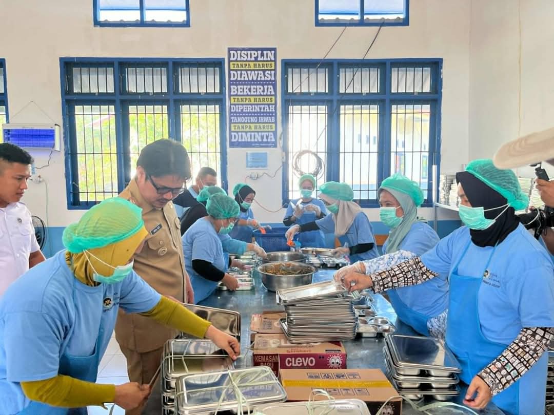 Bupati Koltim Tinjau Langsung Pelaksanaan Program MBG di Kecamatan Tirawuta dengan Target 1.039 Siswa dan Siswi