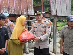 Kapolres Kolut Salurkan Bantuan untuk Korban Angin Puting Beliung di Desa Sapoiha