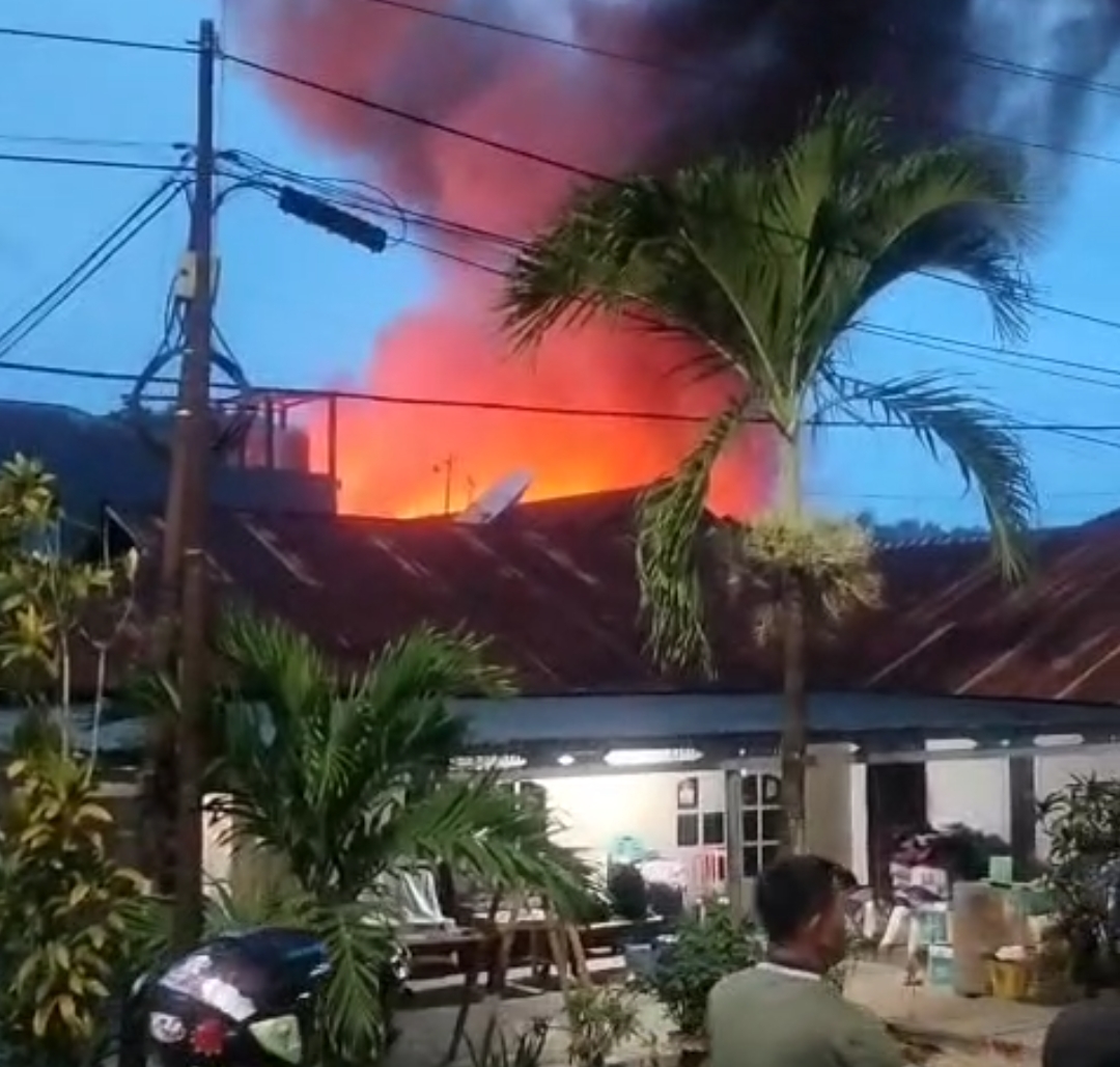 Sebuah Rumah di Kelurahan Punggaloba Habis Dilalap Si Jago Merah