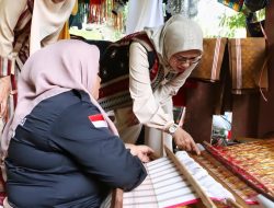 Dorong Promosi Produk Lokal, Ketua Dekranasda Provinsi Sultra Laksanakan Kunjungan Kerja di Desa Tenun Masalili, Kabupaten Muna